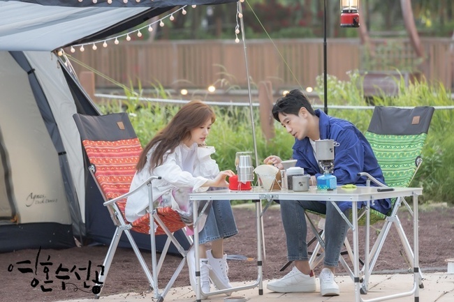 Soul repairman Shin Ha-kyun and Jung So-min were seen healing in nature after leaving Camping.KBS 2TV Tree Drama The Soul Soo-Gong (playplayed by Lee Hyang-hee / directed by Yoo Hyun-ki / production monster union) released Camping Day Steel Series cut by Lee Si-jun (Shin Ha-kyun) and Han Space (Jung So-min) on June 18.The soul-su-sun-gong is a mental prescription that tells the story of psychiatrists who believe that they are not treating people who are sick.Acting actors such as Shin Ha-kyun, Jung So-min, Tae In-ho, and Park Ye-jin are the works of Lee Hyang-hee, Brain, God of Study, and My Daughter Seo Young-yi, who are in harmony with PD Yoo Hyun-ki.In the last 25-26 broadcasts, the collimation and space were drawn to Danger respectively.The collimation, which conducted podcast live to save Nas nurse (Seo Eun-ah), was eventually referred to the disciplinary committee in exchange for ignoring the hospital procedures, and Space was shocked to learn that his disease name, which no one had told him, was a Border Personality Disorder.In the SteelSeries, which was released among them, the collimation and space were seen leaving the hospital and camping in nature.The two people are relieved to see the Danger who have been in the tent for a while, such as eating and cooking.The camping ground, which has since become dark and dark, creates tensions by forming an unusual person between the two.It turns out that a piece of paper in their hands suddenly changed the minute, amplifying the question of what this paper is and what it will say in it.pear hyo-ju