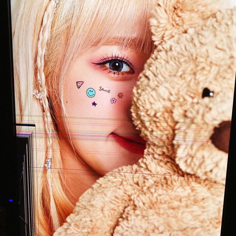 Group IZ*ONE member Choi Ye-na boasted a pure beauty.Choi Ye-na posted a photo on June 18th with an article entitled Fantasy Tale on the IZ*ONE official Instagram.Inside the picture is a picture of Choi Ye-na, transformed into blonde, with the size of Choi Ye-nas disappearing small face and distinctive features catching the eye.The neat atmosphere of Choi Ye-na also attracts attention.The fans who encountered the photos responded such as It is so beautiful, It is like a fairy and Sim Kung.delay stock
