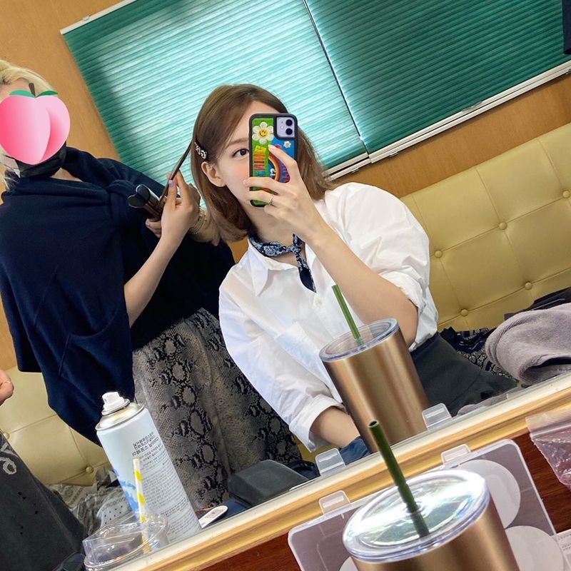 Group TWICE member Nayeon boasted a fruitful beauty.Nayeon posted a picture on June 18th in TWICEs official Instagram with an article entitled The hair is getting longer and more.Nayeon in the photo is taking a selfie under her hair styling, which has made fans feel heartbroken with fresh visuals.Especially, Short hair hair hair was also attracted to the eye.park jung-min