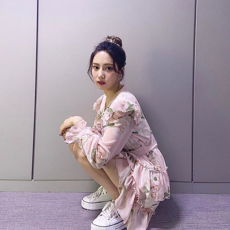 Weeks boasted a fairy-like visual.Group DIA member Weeks posted four photos on June 17 with the phrase I liked the set, clothes, hair make-up on his instagram.In the photo, Weeks stares at the camera in a flower one piece, who showed off her beautiful looks with cool features and white skin.han jung-won