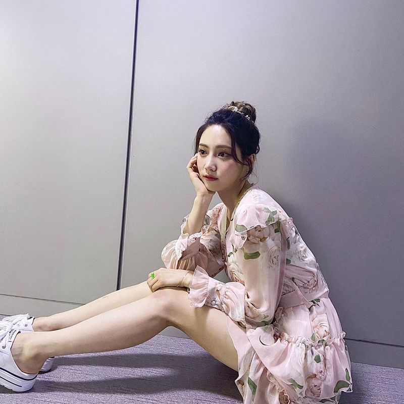 Weeks boasted a fairy-like visual.Group DIA member Weeks posted four photos on June 17 with the phrase I liked the set, clothes, hair make-up on his instagram.In the photo, Weeks stares at the camera in a flower one piece, who showed off her beautiful looks with cool features and white skin.han jung-won