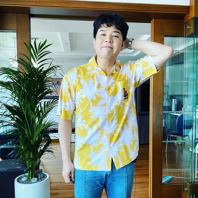 Super Junior Shindong has revealed the life of maintainer who keeps weight after Diet.Shin Dong posted a recent picture and a picture of Wow! Summer on his instagram on the 18th.The photo shows Shin Dong enjoying a home-campus at home, and Shin Dong, wearing a shirt and jeans with a unique pattern, is showing off his slim figure.Shindong, who recently lost more than 30kg after a successful Diet, is attracting much attention as a maintainer that keeps its weight. Slim body and veiled jaw line are impressive.On the other hand, Shindong appeared on TVN Dae Escape 3 which recently ended.