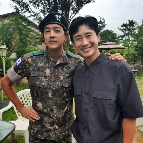 Ryu Si-won appears on KBS 2TVs drama The Young Man of the Sun (overcoming Lee Hyang-hee/directed Yu Hyon here), which is broadcast on the 18th, and appears as a lieutenant colonel in the play and meets Lee Si-joon (Shin Ha-gyun).Breaking the gap and making his first friendship appearance after debut.Meanwhile, Ryu Si-won is preparing for fan meetings and live tour activities scheduled for Korea and Japan, and is preparing to return to the small screen in earnest, starting with Soul Soo-gong.