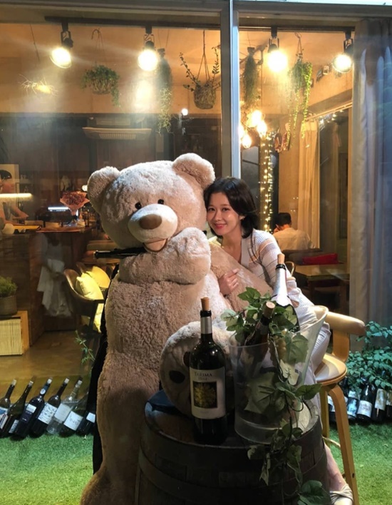 Beautiful looks while youre envious of them.Jang Na-ra flaunted her cute Beautiful looksJang Na-ra posted two photos on his Instagram on the 18th with an article entitled Bearfriend Hi, Haribo in Combined.In the open photo, Jang Na-ra poses next to a large teddy bear; the beautiful look is admirable during the ageless Jang Na-ra.On the other hand, Jang Na-ra is appearing on TVN tree drama Oh My Baby.Photo: Jang Na-ra Instagram