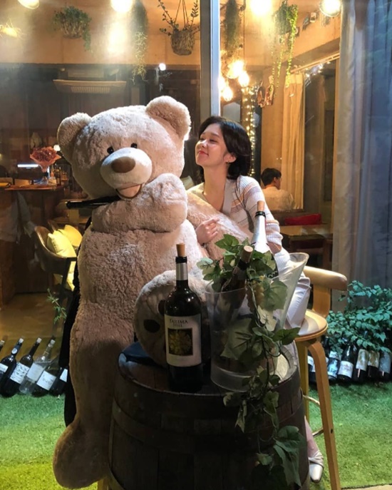 Beautiful looks while youre envious of them.Jang Na-ra flaunted her cute Beautiful looksJang Na-ra posted two photos on his Instagram on the 18th with an article entitled Bearfriend Hi, Haribo in Combined.In the open photo, Jang Na-ra poses next to a large teddy bear; the beautiful look is admirable during the ageless Jang Na-ra.On the other hand, Jang Na-ra is appearing on TVN tree drama Oh My Baby.Photo: Jang Na-ra Instagram
