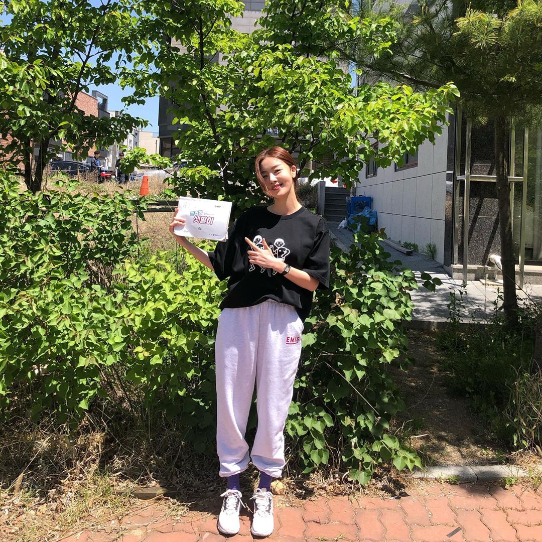 Actor Han Sun-hwa promotes Drama as she shows off her adorablenessHan Sun-hwa posted a picture on his Instagram on the 18th with an article entitled Tomorrow. A convenience store star.Han Sun-hwa in the public photo completed a comfortable yet lovely fashion with oversized short sleeves and training pants.Han Sun-hwas small face and bright Smile capture the attention of the viewers.Han Sun-hwa stars in SBS Drama Sunset Star of Convenience StorePhoto: Han Sun-hwa Instagram