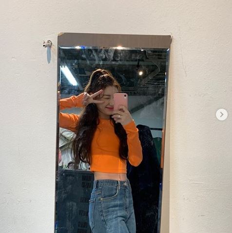 ITZY (ITZY) Chaeryeong has unveiled a mirror selfie.Chaeryeong posted four photos on the official ITZY Instagram on Wednesday.In the open photo, Chaeryeong is taking a selfie through a mirror wearing an orange crop T-shirt and jeans.Chaeryeong added fresh charm through finger V poses and winks.Meanwhile, ITZY (ITZY), which Chaeryeong belongs to, released its mini album ITz ME on March 9.Photo: ITZY (ITZY) Official SNS