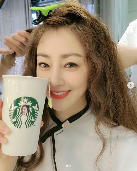 Actor Oh Na-ra has certified a dedicated tumbler.On the 18th, Oh Na-ra posted two photos on her instagram with the article Thank you for your instagram, I am happy from this morning ~ I will be doing well today.In the photo, Oh Na-ra is smiling brightly at the Camera, receiving hair styling. The exclusive tumbler in her hand is printed with Oh Na-ras face, capturing the eye.On the other hand, MBC drama Top Si-han starring Oh Na-ra is scheduled to air on July 15th.Photo: Oh Na-ra SNS