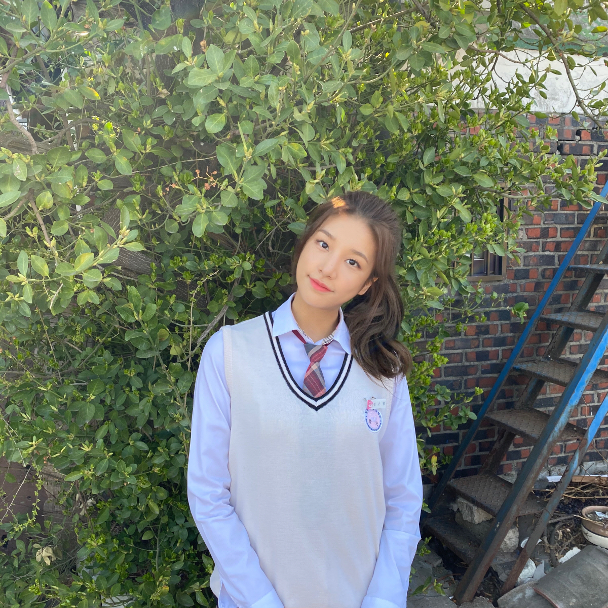 LABOUM (LABOUM) Ahn Sol-bin encouraged SBS Convenience store morning star to watch its first broadcast.Ahn Sol-bin has started to encourage SBS drama Convenience store morning star to be broadcast at 10 pm today through his instagram today (19th).Ahn Sol-bin, along with a picture of visual school uniforms like High school girls, wrote Tonight at 10 pm Convenience store morning star is SBS shooter and showed affection for the drama he appeared in.Ahn Sol-bin will appear as a beautiful high school student Jung Eun-bum who dreams of an entertainer on SBS Convenience store star and will show his sister Kim Yoo-jung, who plays the role of his sister Jung-Sun-Sun-Sun-Sun, and will show his unique talent and resplendent acting.On the other hand, Ahn Sol-bin is active in various fields with various charms such as acting, entertainment MC as well as singer and charm like pale color.
