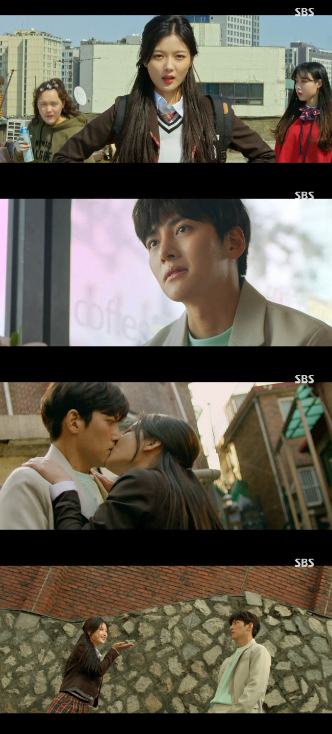 Convenience store morning star Kim Yoo-jung kissed his first meeting with Ji Chang-wook.In the SBS gilt drama Convenience store morning star which was first broadcast on the 19th, the first meeting between Kim Yoo-jung and Choi Dae-heon (Ji Chang-wook) was drawn.Fighting first, Jeong Sae-byeol said, Flowers are the best, how good would it be for those who receive that bouquet?Inside the cafe, Choi Dae-heon was presenting a bouquet of flowers to GFriend.However, GFriend said, My brother is a really good person, but he does not seem to fit me.After GFriends farewell notice, the star met Choi Dae-heon, who was carrying a doll and a bouquet alone.Choi Dae-heon tried to avoid the stars and friends, but the friends pushed the stars, and the stars asked for tobacco errands.Choi Dae-heon bought a silver medal instead of tobacco and advised, Do that as an adult and do something more wonderful.So, the star asked Choi Dae-heon to kiss and asked the phone number, This is the first time I asked you to stop tobacco.The embarrassed Choi Dae-heon said his phone number, and the star laughed, Be careful, brother, I do not know what I will do.
