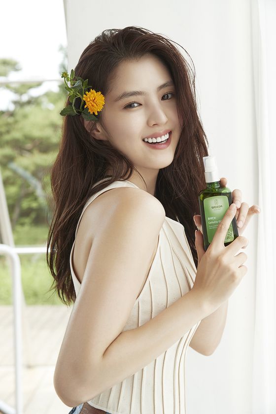 Han So Hee was selected as the Switzerland Beauty Brand Model.Han So Hee was named the first Korean model of the 100-year-old Switzerland Natural Beauty Brand Belleda (WELEDA).Han So Hee, who is interested in organic lifestyle and eco-friendly practice, and natural and organic Beauty Brand Belleda, based on naturalist ideology, have met and natural synergy has occurred.Han So Hee showed off her sleek body and unique dreamy charm, which was made up of exercise on a nature-filled set.Belleda has attracted attention by launching Brand Film, which was filmed with Han So Hee, through Brands official Instagram on the 19th.