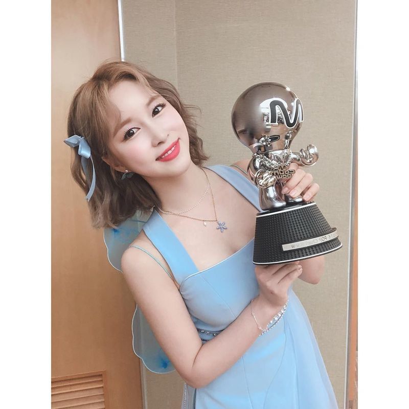 Thank you for the number one.WJSN Dayoung takes Mnet M Countdowndown trophy Celebratory photohas released the book.Dayoung posted a picture on his instagram on the afternoon of June 18 with an article entitled Thank you for the first place.The photo shows Dayoung smiling brightly with a trophy, a light blue costume that looks just as good as it looks.