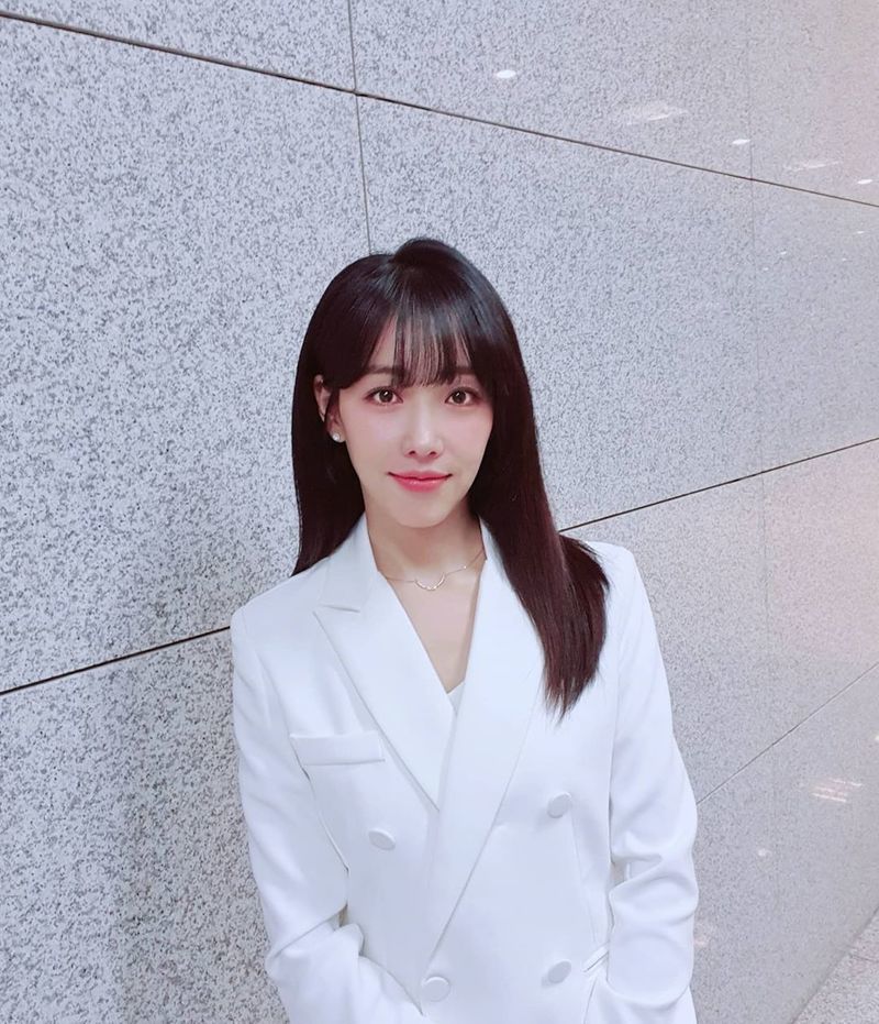 Actor Lee Yoo-ri flaunts her innocent lookLee Yoo-ri posted a picture on his Instagram on June 19.The photo shows Lee Yoo-ri in a white costume, which is not believed to be 41 years old by Lee Yoo-ri.Lee Yoo-ris innocent beautiful looks also stand out.The fans who responded to the photos responded such as It is so beautiful, It is beautiful and Goddess.delay stock