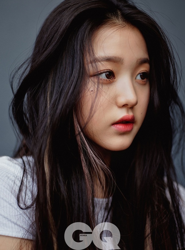 IZ*ONE Jang Won-young pictorial has been released.IZ*ONE (IZ*ONE) Jang Won-young released a fashion picture with Zikyu Korea (GQ KOREA) on June 19.Jang Won-young in the public picture attracted attention by perfecting the fashion of the Tomboy concept with his own style.In addition to creating a modern atmosphere with white shirts and dark pants, it also emits chic charm with a pastel-toned jacket with vertical stripes and an overfit trench coat.In an interview with the pictorial, Jang Won-young did not forget to introduce the title song Secret Story of the Swan, the third mini album Oneiric Diary, which swept the top and top of the domestic and overseas music charts immediately after its release.Its the most powerful song Ive ever shown, he explained, and Ive been working on the love and Cheering that fans gave me in a magical way.Then Jang Won-young asked the charm of IZ*ONE, All 12 people have their charm firmly.I think we are showing the new and colorful charms as well as the atmosphere of the song that changes every time. I will not have any time to be bored throughout the stage. 