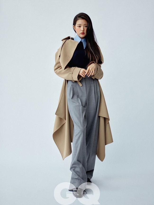 IZ*ONE Jang Won-young pictorial has been released.IZ*ONE (IZ*ONE) Jang Won-young released a fashion picture with Zikyu Korea (GQ KOREA) on June 19.Jang Won-young in the public picture attracted attention by perfecting the fashion of the Tomboy concept with his own style.In addition to creating a modern atmosphere with white shirts and dark pants, it also emits chic charm with a pastel-toned jacket with vertical stripes and an overfit trench coat.In an interview with the pictorial, Jang Won-young did not forget to introduce the title song Secret Story of the Swan, the third mini album Oneiric Diary, which swept the top and top of the domestic and overseas music charts immediately after its release.Its the most powerful song Ive ever shown, he explained, and Ive been working on the love and Cheering that fans gave me in a magical way.Then Jang Won-young asked the charm of IZ*ONE, All 12 people have their charm firmly.I think we are showing the new and colorful charms as well as the atmosphere of the song that changes every time. I will not have any time to be bored throughout the stage. 