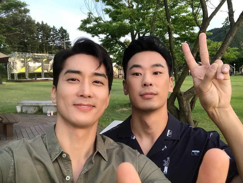 Actor Song Seung-heon and Kim in the background promoted MBC drama I want to eat with dinner.Song Seung-heon posted a picture on his instagram on June 19 with an article entitled Taste.The photo shows Song Seung-heon and Kim in the background, who are wearing V-poses. The two smile at the camera.The handsome visuals and cheerful atmosphere of the two catch the eye.The fans who responded to the photos responded such as I am so handsome, I am shooting every week and I am a heartbeat combination.delay stock