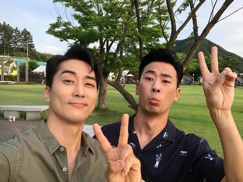 Actor Song Seung-heon and Kim in the background promoted MBC drama I want to eat with dinner.Song Seung-heon posted a picture on his instagram on June 19 with an article entitled Taste.The photo shows Song Seung-heon and Kim in the background, who are wearing V-poses. The two smile at the camera.The handsome visuals and cheerful atmosphere of the two catch the eye.The fans who responded to the photos responded such as I am so handsome, I am shooting every week and I am a heartbeat combination.delay stock