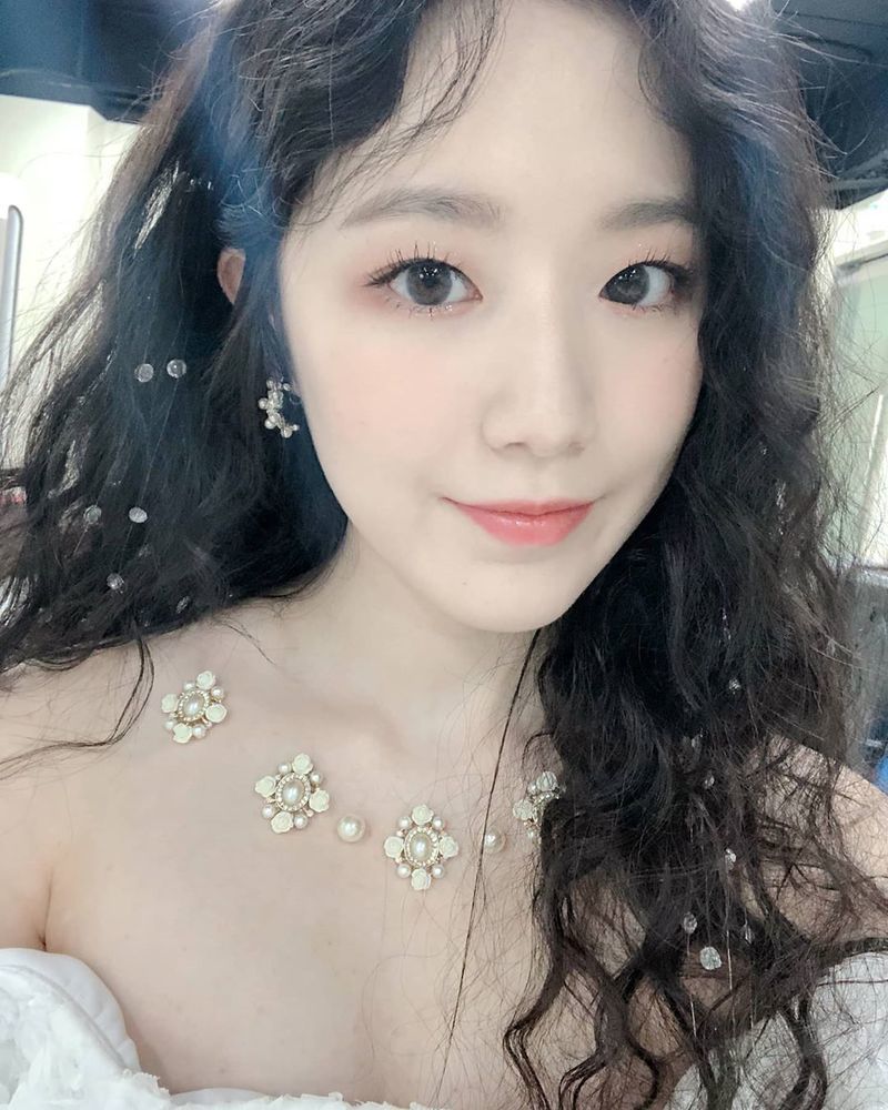 Group (G)I-DLE Yeh Shu Hua has revealed the current situation.On June 19, Yeh Shu Hua posted three photos on the official Instagram of (G)I-DLE with the article Theres a Movie Selfie.In the open photo, Yeh Shu Hua is wearing a white costume and boasts pure beautiful looks.Yeh Shu Huas immaculate skin and bright atmosphere captures SightFans who saw the photo responded Its so beautiful and Its like an angel.On the other hand, the group (G)I-DLE, which Yeh Shu Hua belongs to, will hold an online concert 2020 (G)I-DLE ONLINE CONCERT I-LAND: WHO AM I on July 5th.