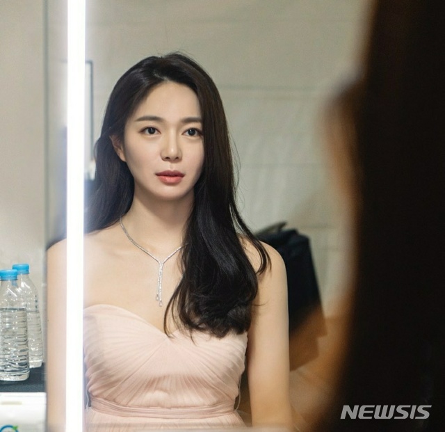 Lee Elijah posted a picture of himself on his SNS on the 19th, receiving makeup without any comment.Lee Elijah in the public photo shows a perfect look and a unique sophisticated atmosphere and looks into the mirror.The admiration of the netizens is also continuing in the flawless visual.