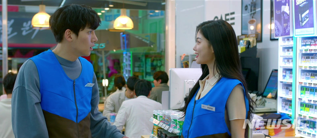 Convenience store morning star Kim Yoo-jung first action top model, digest without band Kim Yoo-jung said, I prepared hard before I went to the filming at the online production presentation of Convenience store morning star held on the day. Le Bron Basketball Battle: Mortal Combat Warr wanted to be perfect.I said that if the bishop did not do it himself, it would not be useful, and I worked hard and tried hard. Convenience store morning star is a 24-hour unpredictable comic romance in which Hunan manager Choi Dae-heon (Ji Chang-wook) and four-dimensional alba-saeng Jeong Sae-byeol (Kim Yoo-jung) stage the Convenience store.Unlike her fresh beauty, she is a four-dimensional owner who does not know where to go, and has amazing athletic ability and great fighting ability.Kim Yoo-jung was the top model in his first action with this drama.I was nervous because it was the first time I was wearing a fist and doing Le Bron Basketball Battle: Mortal Combat Warr, but I was delighted to shoot, he said. I like to move and I wanted to play.The morning star fights while enjoying it.It is not a pleasure to hit, but a style of action that says come on while accepting the opponent comfortably with the mind that he solves and goes on. Lee Myung-woo, who directed the production, also said, It is also in the ambassador, but only the right person is a fan.It is different to write Le Bron Basketball Battle: Mortal Combat Warr by using the band and Le Bron Basketball Battle: Mortal Combat Warr while you are showing your face, said Lee PD. In the drama, Kim Yoo-jung is You can see if Warr is possible.I will guarantee that I did it without any wire or any trick. He told me about the casting.I thought that the male actor in the role of Choi Dae-heon, the manager, would be handsome, and I was able to reach Ji Chang-wook, said the PD. I wanted the star to be a lovely figure once, and I had a tough feeling and a tough feeling.It can be difficult for actresses to digest the action, but if the band is in the band, the camera production is limited, Kim Yoo-jung said.Its huge, so I put the ball in (casting), he laughed.First broadcast at 10 p.m. on the 19th