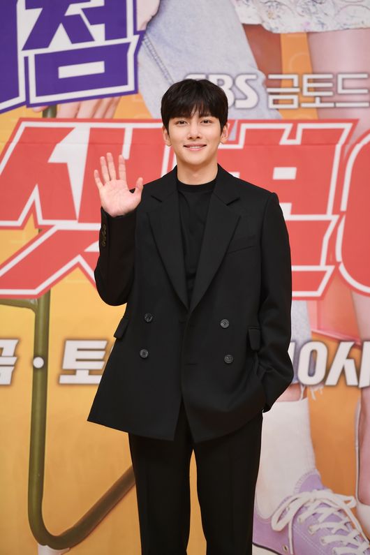 Can the SBS drama station, which has earned pride with The King, regain its smile with Convenience store morning star with Ji Chang-wook and Kim Yoo-jung?On the afternoon of the 19th, a production presentation of SBSs new gilt drama Convenience store Morning Star (playplayplay by Son Geun-joo, director Lee Myung-woo, production Taewon Entertainment) was held through online live broadcasts.Leading actors Actor Ji Chang-wook, Kim Yoo-jung, and Lee Myung-woo PD, who directed the film, attended.The original Convenience Store Morning Star by Webtoon depicts a 24-hour unpredictable comic romance in which Hunnam manager Choi Dae-heon (Ji Chang-wook) and 4-dimensional Albany Jung Sae-byeol (Kim Yoo-jung) stage the Convenience store.It is a drama that Lee Myung-woo PD, who recorded the highest audience rating of 22.0% last year with heat-blooded priest.Ji Chang-wook, who returned to tvN I Melt Me after his discharge, chose Convenience Store Morning Star as his next work, and played Choi Dae-heon, manager of Convenience store in the drama.It is also a SBS work that has been done in three years since Suspicious Partner.Choi Dae-heon is honest and pure, but he is full of passion, he said. It is not like he has a special ability like the main character of other dramas.Its very realistic, indecisive. Im having fun with such a person. The person himself is not so cool, so you should not expect a nice look. Kim Yoo-jung, who is divided into four-dimensional alba students, said, If you want something, you are a passionate friend who does it straight away. I have a warm heart that I want to protect people who I value.I meet with the manager and grow up in the Convenience store by sharing with my family and neighbors.I said, I am trying to protect my favorite and favorite person. I will give my body to my friends, my favorite people, and my loved ones. I have a lot of goodwill.And when the manager is in crisis, the morning star is trying to help him out.Both body fights and horse fights are good, he introduced Character.Ji Chang-wook said, I did not talk much about each other when I first met, he said. I had a lot of work left, but I was worried about how to get close in the future.Fortunately, she was naturally close to me when I talked a lot while shooting. Thank you for being very considerate at the scene.Kim Yoo-jung said, I have become a lot close and I am always laughing and shooting at the scene. Ji Chang-wook laughed, I am always laughing but I am shooting more than 90% of each other.Lee Myung-woo Pedi said: At first, two people were inside and out, I wanted to say, When would that happen? but now Im close.For the director, it is also important that the scene is very bright, but at the same time, it is necessary to be quiet and focused.At one point, I wanted to say, What to do... (laughs) Theres a chemi that you feel when youre playing games and chatting, and in a natural atmosphere when youre rehearsing.I laugh, bring out good chemistry, propose various ideas, and have a very pleasant atmosphere. I also have a lot of coffee tea. I am so happy. The host asked Ji Chang-wook about the modifier he wanted to hear, and suggested a national manager, so Ji Chang-wook said, I am ashamed of the modifier and embarrassed to speak with my mouth.I think it would be good to attach any modifiers, he said. In the drama, it is a master. It is a little bit more than a manager.Kim Yoo-jung added, It is a narrow field.Ji Chang-wook commented on comic Acting in the drama, Just funny Acting, Im actually the least biting character in this drama.Its a booky figure in the neighborhood. When Mr. Yu-Jeong prepared Action, I stayed still and did nothing.(Laughing) I actually had fun shooting when I was doing comic acting on the spot. The director gave me a lot of fun ideas.I do not know if comic Acting is right, but I hope viewers will have fun. Lee Myung-woo Feedy said: There is a point that should be broken correctly, and actors with a strong female fandom hate to break, so they try to compromise on the right line.But Ji Chang-wook, who watched the compilation once or twice, said, I need to go more. After that, I wanted to be able to do that at the scene.After this drama, I was worried that I was not going to do it.From the point of view of the director, there are times when you are tired, and when you are most empowered and comforted, you get courage when Actors act like they are crazy without buying their bodies.I am shooting with a lot of comfort from both actors. Ji Chang-wooks handsome appearance and Kim Yoo-jungs action ability were the reasons why he cast the two actors.Lee Myung-woo Pedi said, I thought I would like to be a good-looking man Choi Dae-heon.So I looked at it in good looking order in Korea and there was (Ji Chang-wook) at the top.So the kite came, and Kim Yoo-jung digested almost all of the action gods without bands. You can see it. Its huge.I thought, Its perfect. What you do and what you do is different. You can see how good Kim Yoo-jung is when you look at the channel.I swear to you that I did not have a wire or a trick. Kim Yoo-jung said, I felt that I had to practice hard because I was a morning star. I prepared hard before I went into the shooting, and I wanted to do perfect kicking.The director said it would be useless if you didnt do it yourself from the beginning, so its a result of preparing very hard.Its the first time Ive ever kicked a fist in a drama, so I was nervous, so I liked to move, so I enjoyed filming it. Lee Myung-woo Pediment said, Based on the space called Convenience store that everyone enjoys, I put the small daily life of the small people and the love of the two youths.There is no grand story and grand scale stage, but it is the most familiar space for us and the necessary space. It is a 24-hour story that takes place in such a Convenience store that we are accustomed to and do not know what it means.It is a drama that can enjoy the fun comics that are created by the two actors, the love of the heart and the heart, and the fun comics that are happening in it. While SBS gilt drama continued to rise to Stobrig and Hiena, it suffered a painful single digit in The King: Eternal Monarch, and there is interest in whether Convenience store star will be a relief pitcher.The first broadcast on the 19th at 10 p.m.SBS offer