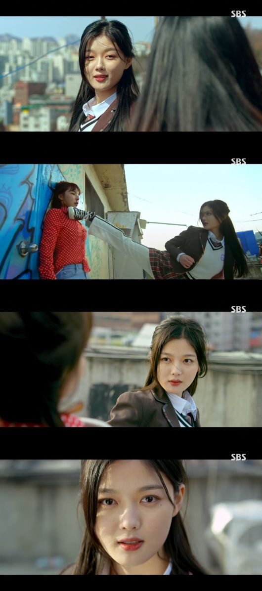 Kim Yoo-jung, a Convenience store morning star, first appeared as a colorful action.In SBSs new gilt drama Convenience store Morning Star (playplayplay by Son Geun-joo, directed by Lee Myung-woo), which was first broadcast on the afternoon of the 19th, the first appearance of Kim Yoo-jung was drawn.After school, the star ran somewhere, where he ran on the roof of a building, and on the rooftop, the Iljin were harassing his friends.The star dropped his training pants under his skirt and immediately began to overpower the Iljin, which was the best way to overpower Iljin with a kick.Then, Jeong Sae-byeol overpowered the Iljin who had been in the school, saying, Do you know what the flower of the flower is?In particular, the star said, The true woman speaks with her fist.