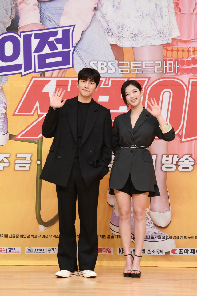 On the afternoon of the 19th, SBSs new gilt production presentation of the Convenience store morning star was held online.Director Lee Myung-woo, Actor Ji Chang-wook and Kim Yoo-jung attended and talked about the work.Convenience store morning star is a work that contains 24-hour unpredictable comic romance in which Hunan manager Choi Dae-heon (Ji Chang-wook) and 4-dimensional alba-joung star Kim Yoo-jung stage Convenience store.It is also attracting attention as a new work by director Lee Myung-woo, who hit SBS Hypervascular Priest last year.I was so happy to be able to get a gilt drawing, which is the time of SBSs signboard, and at the same time, I felt the burden of being good at it and coming, said Lee Myung-woo, director of SBSs new history of gilting. I am trying to make a drama that is as fun as entertainment and more cheerful and rhythmic as entertainment to preempt other channel entertainment programs and competition. Im sorry, he said.Convenience store morning star is a family comedy that warms the heart, which is different from the comic that was shown in Fever Priest.The Convenience store is a small daily life of small citizens in the space, a story about the love of two youths, he said. We can enjoy the love stories and fun comics created by actors in the space that we are most familiar with and in need, although the stage of grand stories and scales does not unfold.Regarding the occasion when I adapted the original Web toon and made it into a drama, Lee said, When I took a Convenience store space in The Heat Death, I met the Convenience store star in the car that I thought could be attractive.Because the family is aiming for a program that can be seen all over the world, we have made the drama that the whole family can enjoy by taking the power and positive elements of the original character well.Ji Chang-wook is acting on the outside, but the inside is soft, and the manager Choi Dae-heon is Acted.He is a man of the kind who is as soft and full of clunky as a marshmallow, but who is as strong as he is on the outside.It is a funny person who is realistic and sometimes indecisive rather than having a special ability like other Drama characters, he said. I would like you to watch rather than expecting Daehyuns own coolness.In the play, it is called the Jangjang.It is a little bit more and a little more than a manager, and it is called the chief because it is narrow, but this time I think I can get the modifier of the national chief connecting Loko craftsman. Kim Yoo-jung presents a variety of charms that have never been shown before with a lovely but full-fledged star.Unlike its fresh beauty, the morning star is a four-dimensional personality who does not know when and where to go, and is a character with amazing motor nerves.Kim Yoo-jung said, If you want to get something, you are a passionate friend who gets straight.He said, I am a person with a warm heart who wants to protect those who are precious. He said, I meet with the manager and grow up with my neighbors and residents in the Convenience store in Shinseong-dong, Jongno.I was nervous because I was the top model for the first action act, such as writing a fist or kicking, but I liked to move and I wanted to do it. I prepared hard before shooting.When you first saw me that it would be useless if you didnt do all the action yourself, you told me that you can do it perfectly enough to kick without tricks or bands.Ji Chang-wook said, Each person seems to be very unfamiliar.I still remember my first meeting, but I could not talk much, so I was worried about how to get close to each other as I worked forward. Fortunately, I talked a lot while shooting and became very comfortable and friendly. I am grateful that Kim Yoo-jung is caring a lot in the field.I think breathing is really good because Im having fun and fun and shooting.Kim Yoo-jung also said, (The horse was still very close, and the breathing was good. It seems to be shooting with a smile.They are shooting with each others strength.As romantic comedy, there is a story that can not be taken away. Kim Yoo-jung said, You should not take your eyes off (for a moment).Drama often goes to get something, goes to the bathroom, or misses it in the middle, but the Convenience store morning star is Drama that I want not to miss.Ji Chang-wook said, The comedy is expected, the occasional action of the morning star, the small episode in the Convenience store, and the family affection and the affection with the people in it.Lee Myung-woo said, It is a Drama like a comprehensive gift set. There is a pretty love story, a solid comic surrounding it, and there are many famous scenes of Omaju and parody, and some of the scenes that I have seen from somewhere.I think I can hear the OST in the drama that I will hear in the future, and the melody that seems to be familiar somewhere. There are some cameos who will appear in special roles, so they will give me a smile, he said. Choi Dae-heons Friend, Daesik is equipped with a huge comedy following his previous work.There are also family members of Choi Dae-heon who will not be pushed here. Finally, he said, The audience rating is an indicator of how much viewers are loved, so the audience rating itself is important, but I think it is very meaningful to hear the story of That Drama was so good. He said, I hope you will keep your eyes open and watch it because there are many pleasant comedy that sounds like a persons heart.Meanwhile, SBSs new Golden Globe, Convenience Store Morning Star, will be broadcast at 10 p.m. on the 19th.