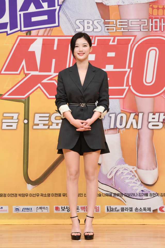 On the afternoon of the 19th, SBSs new Golden Stone production presentation of the Convenience Store Morning Star was held online.Director Lee Myung-woo, actors Ji Chang-wook and Kim Yoo-jung attended and talked about the work.Convenience store morning star is a 24-hour unpredictable comic romance Lamar Jackson where Ji Chang-wook, manager of Hunnam, and Kim Yoo-jung, a 4-dimensional alba student, stage the Convenience store.It is also attracting attention as a new work by director Lee Myung-woo, who hit SBS Hypervascular Priest last year.Kim Yoo-jung presents a variety of charms that have never been shown before with a lovely but full-fledged star.Unlike the fresh beauty, the morning star is a 4-dimensional personality who does not know when and where to go, and has an amazing motor nerve.Kim Yoo-jung was fascinated by the space in the work Convenience store and chose Convenience store morning star.There is a scene in Lamar Jackson that expresses Convenience stores as keywords.The place called Convenience Store is brightly shining 24 hours a day, and everyone is always able to go to buy what they like and take a rest. It was good that part of it was good. In it, all the family members of the manager lived in Convenience Store and fought together, but the appearance of trying to grow Convenience Store somehow was warm, and the things that the morning star was doing together were good. ...As for the character, Sunset Star is a passionate friend who gets straight if he wants to get something.He said, I am a person with a warm heart who wants to protect those who are precious. He said, I meet with the manager and grow up with my neighbors and residents in the Convenience store in Shinseong-dong, Jongno.At the beginning of the play, the star has a lot of punches and kicks, and it feels a bit rough.Actresses may be somewhat difficult to digest the action gods, and in the field, bands and martial arts stunts come and shoot a lot, while Kim Yoo-jung digested almost all of the gods without bands.I was nervous because I was the top model for the first action act, such as writing a fist or kicking, but I liked to move and I wanted to do it.When the director first saw that it was useless if he didnt do all of his actions, he said, I can do it perfectly enough to kick without Trick or band.I was very close to the first time, and I was very good at acting, said Ji Chang-wook, who first met the acting breath. It seems to be shooting with a smile.They are shooting with each others strength.As for the point of view in the work, You should not take your eyes off (for a time).Lamar Jackson often goes to get something, goes to the bathroom, or misses it in the middle, but Convenience store morning star is a Lamar Jackson that I do not want to miss.Meanwhile, SBSs new Golden Star, which is expected to be played by Kim Yoo-jung, who was reborn as a full-fledged action actor, will be broadcast at 10 p.m. on the 19th.