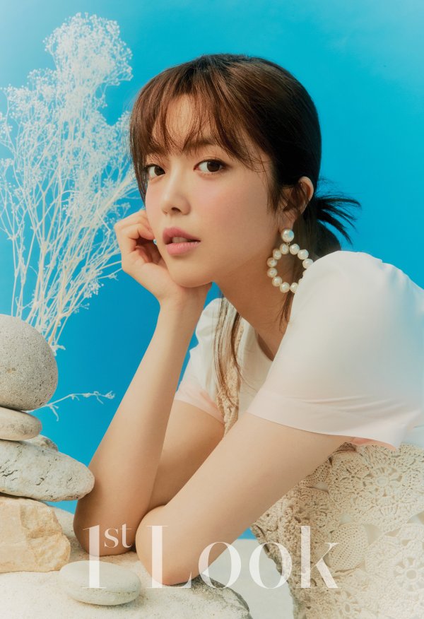 Group Weki Meki is the magazine First Impressionsand released a picture with the artist.Weki Meki in the public picture captivated her with a more beautiful beauty in a dreamy Summer atmosphere with a blue background reminiscent of the sea and sand.Weki Meki, who made the atmosphere of the filming scene cheerful by showing a pose and a smile full of love throughout the filming.In an interview after the filming, they raised expectations for the album, saying, We will be able to find a new look of Weki Meki in this album, which contains the concept of a conflicting mood, such as a dreamy, mysterious figure and intense and charismatic figure.The picture with Weki Meki is > You can meet at No. 198.