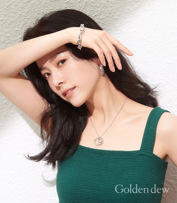 Actor Han Ji-min together for jewellery brand photoshoot is public.This photoshoot doesnt mean that the fans, the University as a mind and body exhausted, for one Summer mood to enjoy your vacation is to imagine that as a concept have been taken. Fresh seasonal meet with Han Ji-min is a flawless beauty with Summer to take a refreshing sense of visual life.Pictorial belongs to Han Ji-min is the easy Shine under the sun vivid color of the top on-trend collection of products match for a dazzling date to show off him. Han Ji-min is summer mood perfectly digested by the pictorial device of the side to be exposed. Especially her colorful look with one of Summers atmosphere without filtration for the researchers, and necklace and bracelet layering with luxurious points more.Photos|Golden is the producer