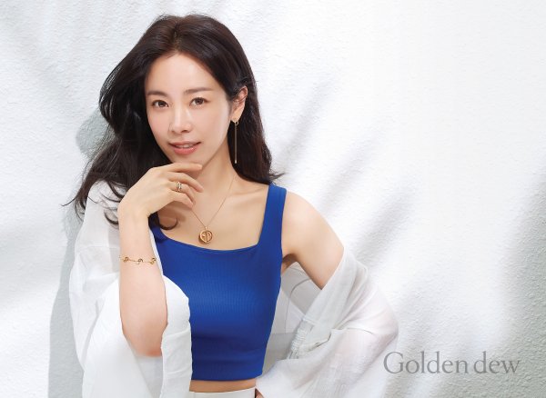 Actor Han Ji-min together for jewellery brand photoshoot is public.This photoshoot doesnt mean that the fans, the University as a mind and body exhausted, for one Summer mood to enjoy your vacation is to imagine that as a concept have been taken. Fresh seasonal meet with Han Ji-min is a flawless beauty with Summer to take a refreshing sense of visual life.Pictorial belongs to Han Ji-min is the easy Shine under the sun vivid color of the top on-trend collection of products match for a dazzling date to show off him. Han Ji-min is summer mood perfectly digested by the pictorial device of the side to be exposed. Especially her colorful look with one of Summers atmosphere without filtration for the researchers, and necklace and bracelet layering with luxurious points more.Photos|Golden is the producer