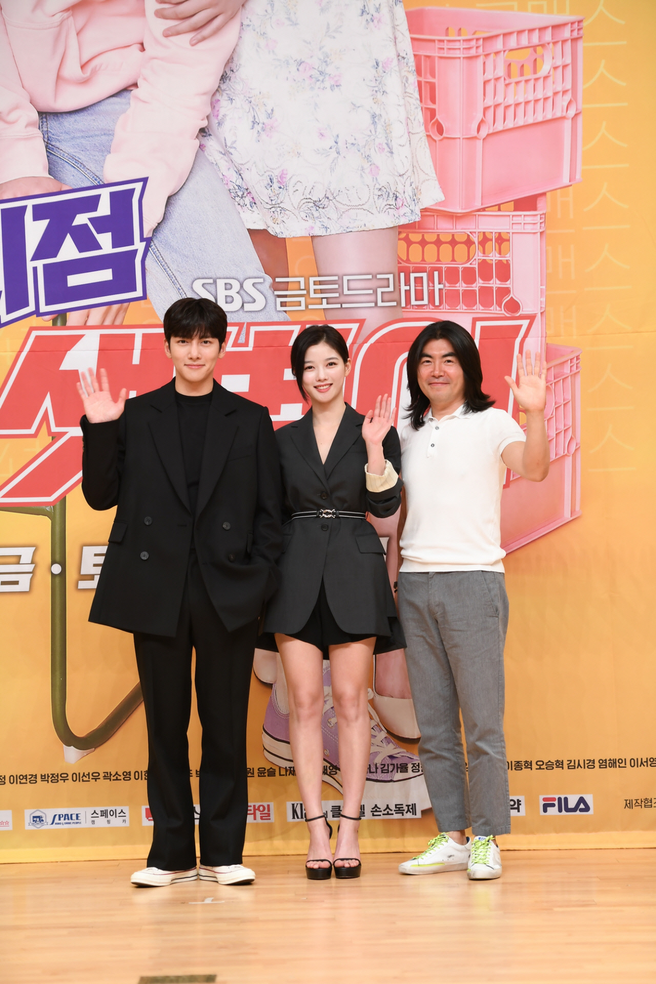 Comic romance comes when Actor Ji Chang-wook and Kim Yoo-jung meet.The SBS new gilt play Convenience store Morning Star, which will be broadcasted at 10 p.m. on the 19th, is a 24-hour unpredictable comic romance drama in which four-dimensional alba students and a full-fledged manager, Hunnam, will perform the Convenience store on stage.The Rocco artisan Ji Chang-wook and Kim Yoo-jung met and are expecting a great deal with Lee Myung-woos new work, which was loved by Drama Fever Blood Priest last year.In an online production presentation of Convenience Store Morning Star, Lee said, I am glad that I can get a gilt play that can be called SBSs sign time after the heated priest.There is a sense of pressure at the same time. There will be expectations for the comic sense of the previous work The Fever Priest, but our drama is a work that combines romance and comic.I, the staff, and the actors are trying to make a light and rhythmic drama according to it.  I think it is a warm-hearted family comedy that is a little different from heat-blooded priest.As the time of the gold-earth time zone is competing with other channel entertainment programs, we are trying to make a professional that is as fun as entertainment and more impressive than entertainment in the field. Ji Chang-wook and Kim Yoo-jung, who met for the first time through this work, predicted a different charm with a close chemistry.Ji Chang-wook said, Each person is a person who covers a lot of faces.I was worried about how I would be close to each other while working in the future because I could not talk much at the first meeting. But I became naturally friendly while shooting, and Kim Yoo-jung said, Thank you for giving me a lot of consideration in the field. Ji Chang-wook challenges comic act through Choi Dae-hyun, the manager of Shinseong-dong Convenience store.The big fans are afraid of being destroyed, but Ji Chang-wook is clearly trying to go more at the point where it has to be broken, Lee said. We are getting strength and comfort from the position of the director because we have worked hard enough to keep our work in mind after our drama.Kim Yoo-jung, who appears in the Convenience store Albany, presents Action Acting.If female actors are hard to digest their action bodies and the band is filmed, angles or pictures may be limited, Lee said.Kim Yoo-jung has digested almost all the gods without a band.  If you watch the broadcast tonight, you will be able to confirm Kim Yoo-jungs enormous kick. Finally, this PD said, The first word I thought when planning a drama is warmness.I hope that I can feel something while laughing for an hour while watching our drama.  I made a lot of efforts to make the whole family look after the power and positive elements of the original character.It will be a work with laughter and emotional codes that the whole family can enjoy together, he said.
