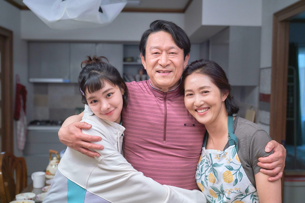 Actor Kim Eung-soo and Han Ji-euns female performance are giving Drama a warm heart.The production team of the MBC tree mini series Lame Intern (played by Shin So-ra) unveiled still cuts at the shooting scene of Kim Eung-soo (played by Lee Man-sik) and Han Ji-eun (played by Lee Tae-ri) on the 19th.In the public photos, Kim Eung-soo and Han Ji-eun, who show off their beautiful and lovely woman chemistry, are attracted to the public as if they were real father and daughter.They also feel that they have humorously Omaju in the warm womens relationship in the movie with Japanese film director Yasujiro Ozu, the master of family movies.From the photo of a couple hooded to a friendly pose, to the picture of a harmonious family photographed with Actor Jung Kyung-soon, who plays Lee Man-siks wife and Lee Tae-ris mother, Go-sun, is giving a warm heart to those who see.In Lame International, Lee Man-sik and Lee Tae-ri found out that they worked in a company as they came across each other in the interview room of a new employee in the past, between the motive and the woman of the compliance food marketing sales team.However, the two of them hid their relationship to their team members and their families for six months as the motive for The Internet, but all of their secrets were revealed when the high-ranking woman came to the company.In the 19th and 20th broadcasts on the 18th, Lee Man-sik - Lee Tae-ri, who showed off his more affectionate family affection by preparing the final interview together, was impressed by the viewers.Lame International will be broadcast simultaneously on MBC and its representative OTT Wave at 8:55 pm every Wednesday and Thursday.In addition, during the drama airing, you can listen to Lame Internet Counseling Center which Park Hae Jin and Kim Eung-soo perform together through Naver Audio Clip at 10:10 pm every day except for the weekend.