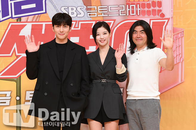 Actor Ji Chang-wook and Kim Yoo-jung were the first to breathe through Convenience store morning star.It is noteworthy whether their chemistry will receive Choices from viewers in the house theater.The production presentation of SBSs new gilt drama Convenience store Morning Star (playplayplay by Son Geun-joo and director Lee Myung-woo) was broadcast live on YouTube channel on the afternoon of the 19th.On the spot, Lee Myung-woo, Actor Ji Chang-wook and Kim Yoo-jung talked about the work together.Announcer Kim Soo-min took charge of the progress.Convenience store morning star is a two-time Four Hours unpredictable comic romance drama in which Hunnam manager Choi Dae-heon (Ji Chang-wook) and four-dimensional part-time student Kim Yoo-jung will shift the Convenience store to the stage.Ji Chang-wook plays Choi Dae-heon, a full-fledged manager, and Kim Yoo-jung plays a full-fledged part-time job star.Especially, Convenience store morning star is attracting attention as a new work by Lee Myung-woo, who hit heat-blooded priest last year.Lee Myung-woos solid production, which succeeded in punch, whisper and heat-blooded priest in succession, is expected to melt into Convenience store morning star.The Differences between the Original Webtoon and the Original WebtoonConvenience store morning star is based on the webtoon attractive mass - Convenience store Iljin woman Alba-san which was serialized in Toptoon.Lee Myung-woo said, The story in the space of the Convenience store was very attractive.There was a time when I filmed the Convenience store space in the previous work Fever Blood Death.At that time, I wanted to make such a drama because the story in the Convenience store was fun.  I wanted to re-create it as a drama that the whole family can see when I made Convenience store morning star. Also, director Lee Myung-woo said, Ji Chang-wook and Kim Yoo-jung have star-studded characteristics, so it is a structure that can not help but be young.I wanted to make a drama that everyone could enjoy when I turned on the TV, and the editorial team laughed funny while watching it.I think it is a drama that the whole family can see comfortably. Ji Chang-wook and Kim Yoo-jung, fantasy chemistry built by relying onJi Chang-wook and Kim Yoo-jung were the first to meet their first breath through Convenience store morning star.But the two of them took time to get close because of their usual personality. Ji Chang-wook said, Both are very shy.I did not talk much during the first script reading. I have to work together in the future, but I was worried. But fortunately, I talked a lot while shooting. Kim Yoo-jung gives me a lot of consideration on the spot. Thank you very much.We laughed at each other, gave strength and gave will. Kim Yoo-jung also said, I have become very close, I am always laughing and shooting in the field.Lee Myung-woo, who heard this, said, I think the breathing of the two people can be felt through broadcasting.It is important for the director to be bright in the field, but it is necessary to concentrate and concentrate. However, when two people come out together, there is no concentration.Ji Chang-wook also talked about why Choices was a Convenience store morning star.He said: The space called Convenience store was good, the story that takes place in it is not grand or stimulating, but there is warmth.I think this part moved my mind. Kim Yoo-jung said: The Convenience store is shining brightly on the Twenty Four Hours, a space where everyone can visit and rest at any time.That part was so good.Sometimes I argue with the Convenience store family, but it was warm to grow the Convenience store for each other. The Point of Watching Convenience Store Morning StarDirector Lee Myung-woo described Convenience store morning star as a comprehensive gift set drama.There is a pretty love story in Convenience store morning star, and there are also hard comic elements surrounding it, he said. There are also parts and parodies that mislead famous scenes.Director Lee Myung-woo then said, I reinterpreted the scene I saw somewhere, and the OST in the drama may feel like a familiar melody.I hope you will watch because various cameos will come out. Ji Chang-wook said: Its going to be fun: Im looking forward to a comedy that only Convenience store morning star can give.I think it is a work that has a lot of things to see, such as a small episode in it, Kim Yoo-jungs action that appears occasionally, and family affairs. Also, Kim Yoo-jung said, I think its a drama that should not be taken off. There are so many fun to watch.When you look at the drama, there are many scenes where you go to the bathroom or go to get some items.Convenience store morning star is a drama that should not be missed. As such, Convenience store morning star will capture the hearts of viewers by unfolding life-friendly episodes, human-smelling stories, and various events.There is interest in how Lee Myung-woos comic production, which was shown in The Heat-blooded Priest, melted into Convenience Store Morning Star.