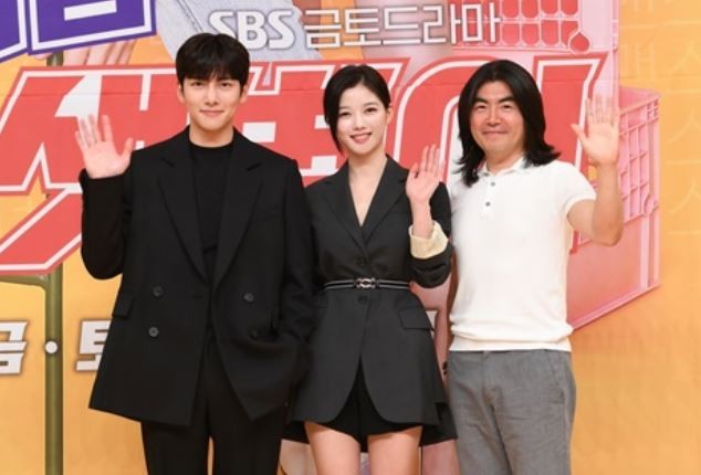 Another romance comedy is coming.SBS Convenience store morning star, which is highly anticipated because it is a new work of Lee Myung-woo, will take off the veil and start to target the audience rating in earnest.Lee Myung-woo PD, who gave warmth, laughter and impression to his previous work, The Heat-Holded Priest, returned to Rocco, which will give viewers another healing.On the 19th, SBSs new Golden Todd Lamar Jackson Convenience store morning star (playplayplay by Son Geun-joo) was presented online in the aftermath of the new coronavirus infection.Convenience store morning star is a 24-hour unpredictable comic romance Lamar Jackson, in which Hunnam manager Choi Dae-heon (Ji Chang-wook) and four-dimensional alba-saeng Jeong Sae-byeol (Kim Yoo-jung) stage the Convenience store.As Lee Myung-woo PDs previous work, The Heat-blooded Priest, has surpassed 20% of the audience rating and has gained the beauty of the race, expectations for this Convenience Store Morning Star are higher than ever.I was so happy to be organized as a Lamar Jackson, but I was also burdened with having to do well at the same time, Lee said. The audience would have expectations for the previous work, The Fever Priest, and this is also a comic romance with romance and comics.It is a story about the love of two youths, and it is a family comic drama created by people, family, and friends who are warm in heart, he said, a light and rhythmic feeling, but a little different fromI thought that there would be a frustration in the hearts of the people in various situations these days, but I hope that it will be a chance to laugh comfortably and get away a little while watching our Lamar Jackson, said Lee PD, who wanted to include a story that is not a grand story or a stage of scale but a small and familiar space.The Convenience store morning star will be unfolded around Ji Chang-wook of Choi Dae-heon station and Kim Yoo-jung of Jeongsae star station.I wanted a good-looking actor when I cast a male protagonist, Lee said. I was in the top spot because it was Ji Chang-wook.I wanted to have a pretty and cute idea after the heroine morning star was rough, Kim said.Ji Chang-wook said, Kim Yoo-jung is very caring in the field, so I am grateful and amused.I think breathing is too good, he said. Im excited and excited to shoot it.Kim Yoo-jung also expressed high expectations that he was always laughing and shooting and I liked to move and wanted to play a role.Were trying to make it a fun and touching Lamar Jackson than an entertainment, said Lee Myung-woo, a producer at the company.There is a solid and solid comic. Convenience store morning star will be broadcasted at 10 pm on the 19th.