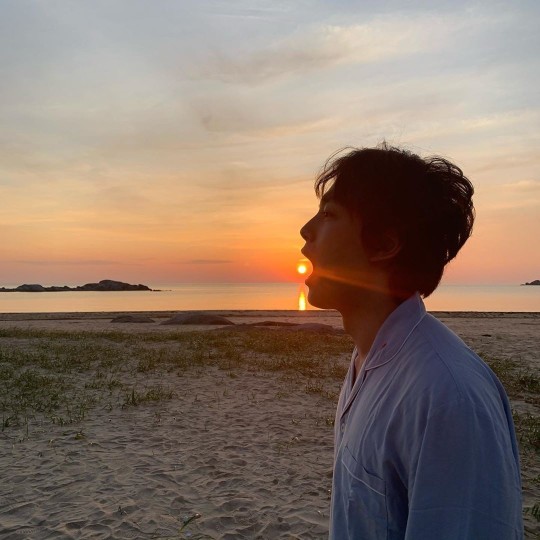 ..The side view is warmActor Yeo Jin-goo has been shown a playful appearance.On the 18th, Yeo Jin-goo posted a picture with his article Memories of the day # Sunrise # Wheels edit through his Instagram.Yeo Jin-goo in the public photo is a Celebratory photo in front of the beach during the TVN wheeled house shootingThe figure is taking a picture: a sun-eating pose and a high-handed Yeo Jin-goo beagleme smiles.The wheeled house starring Yeo Jin-goo is broadcast every Thursday at 9 pm.Photo: Yeo Jin-goo Instagram