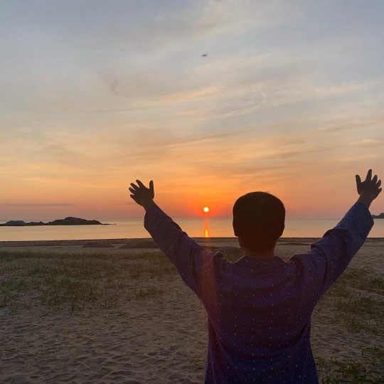 ..The side view is warmActor Yeo Jin-goo has been shown a playful appearance.On the 18th, Yeo Jin-goo posted a picture with his article Memories of the day # Sunrise # Wheels edit through his Instagram.Yeo Jin-goo in the public photo is a Celebratory photo in front of the beach during the TVN wheeled house shootingThe figure is taking a picture: a sun-eating pose and a high-handed Yeo Jin-goo beagleme smiles.The wheeled house starring Yeo Jin-goo is broadcast every Thursday at 9 pm.Photo: Yeo Jin-goo Instagram
