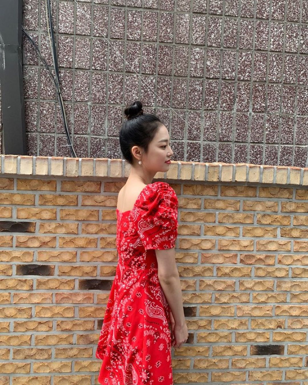 Jang Ye-eun of group CLC shared a lovely routine.Jang Ye-eun posted a picture on his Instagram on the 19th.In the open photo, Jang Ye-eun is wearing an intense red paisley pattern dress, tied up with his head, and boasts a pure yet lovely charm.So, Jeon Ji-woo of the group card left a comment saying Baby ... dazzling and focused attention on netizens.Jang Ye-eun won the Mnet entertainment Good Girl on the 18th, defeating Mamison.Photo: Jang Ye-eun Instagram