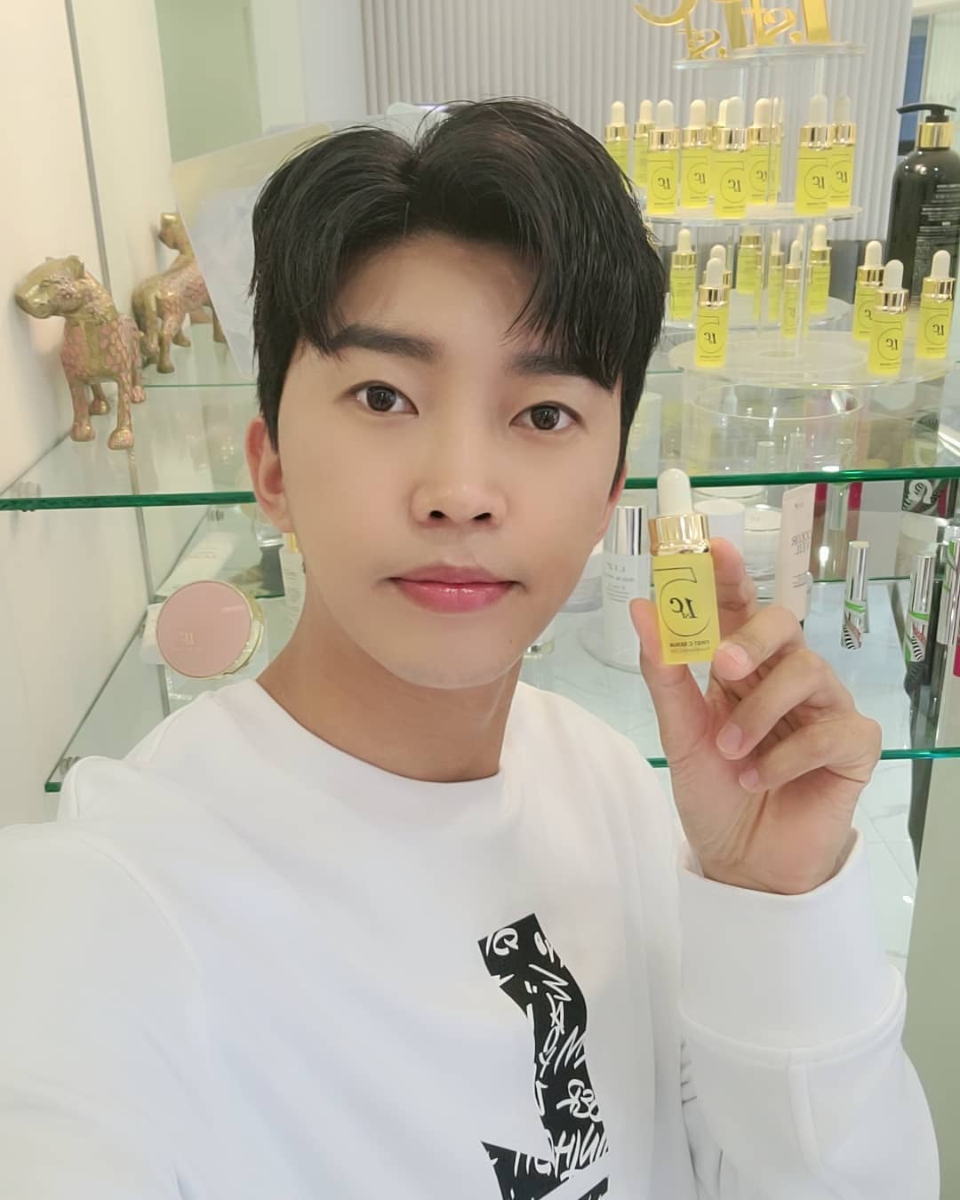 Singer Lim Young-woong showed off his warm visuals.Lim Young-woong posted a picture on his Instagram on the 19th day with an article entitled Notchiji Anneko Air (I wont miss it).In the open photo, Lim Young-woong stares at the camera with a bottle of serum in his hand; Lim Young-woong completes a neat fashion with a white man-to-man.Lim Young-woongs beautiful beauty and warm atmosphere captures the attention of viewers.Lim Young-woong is appearing on TV Chosun entertainment Mongsu Academic Center.Photo: Lim Young-woong Instagram