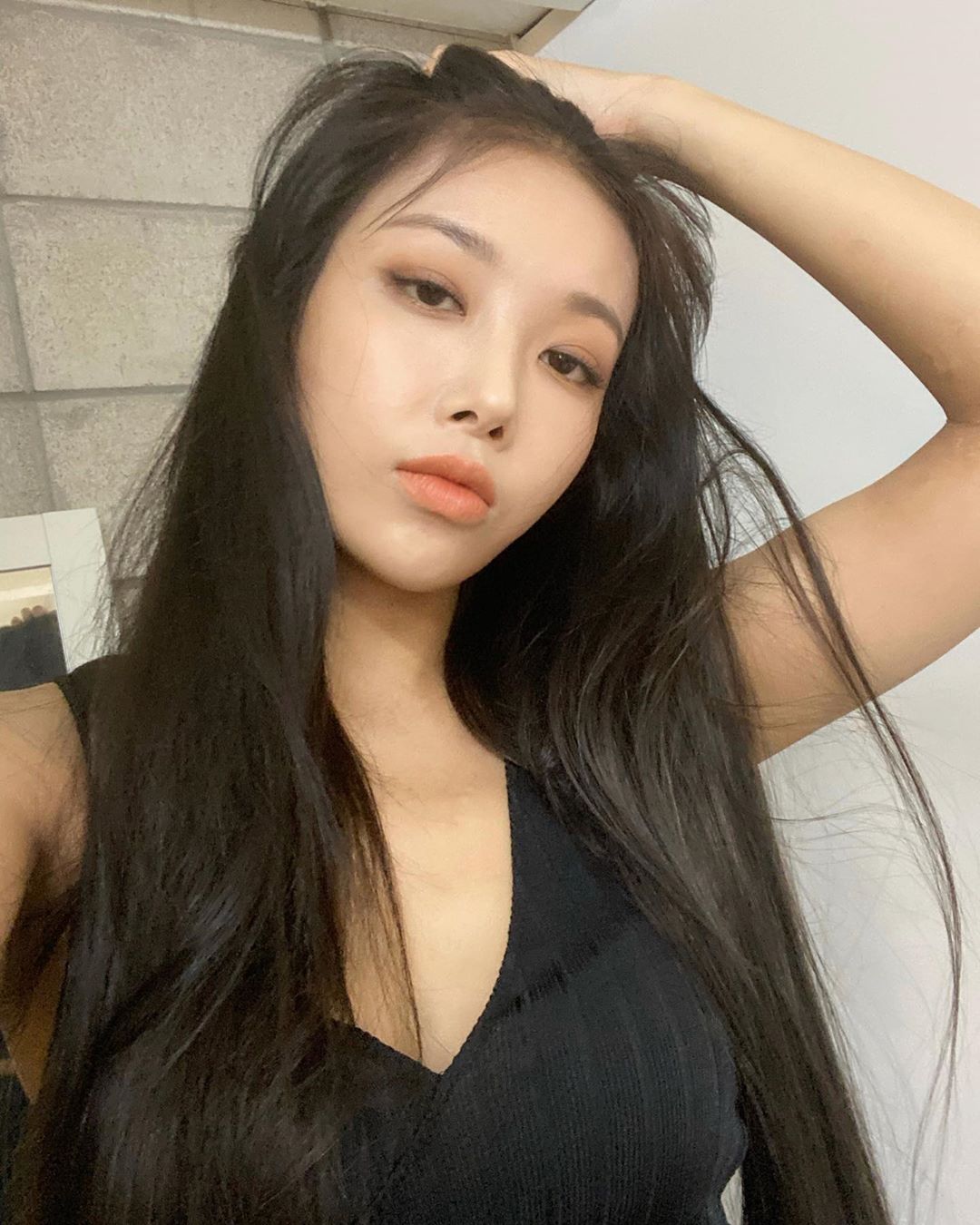 Yubin, a former member of the group Wonder Girls, revealed her daily life.Yubin posted a picture on his instagram  account on the 19th with an article entitled Lets eat.In the open photo, Yubin is staring at the camera with a languid eye, sweeping his head with one hand.Yubin, wearing a black sleeveless, attracted alluring charm with dark eye makeup and light lip makeup, and Yubins slim jaw line and a chic atmosphere attracted attention.Yubin released the digital single Nepepep (ME TIME) on May 21.Photo = Yubin Instagram  