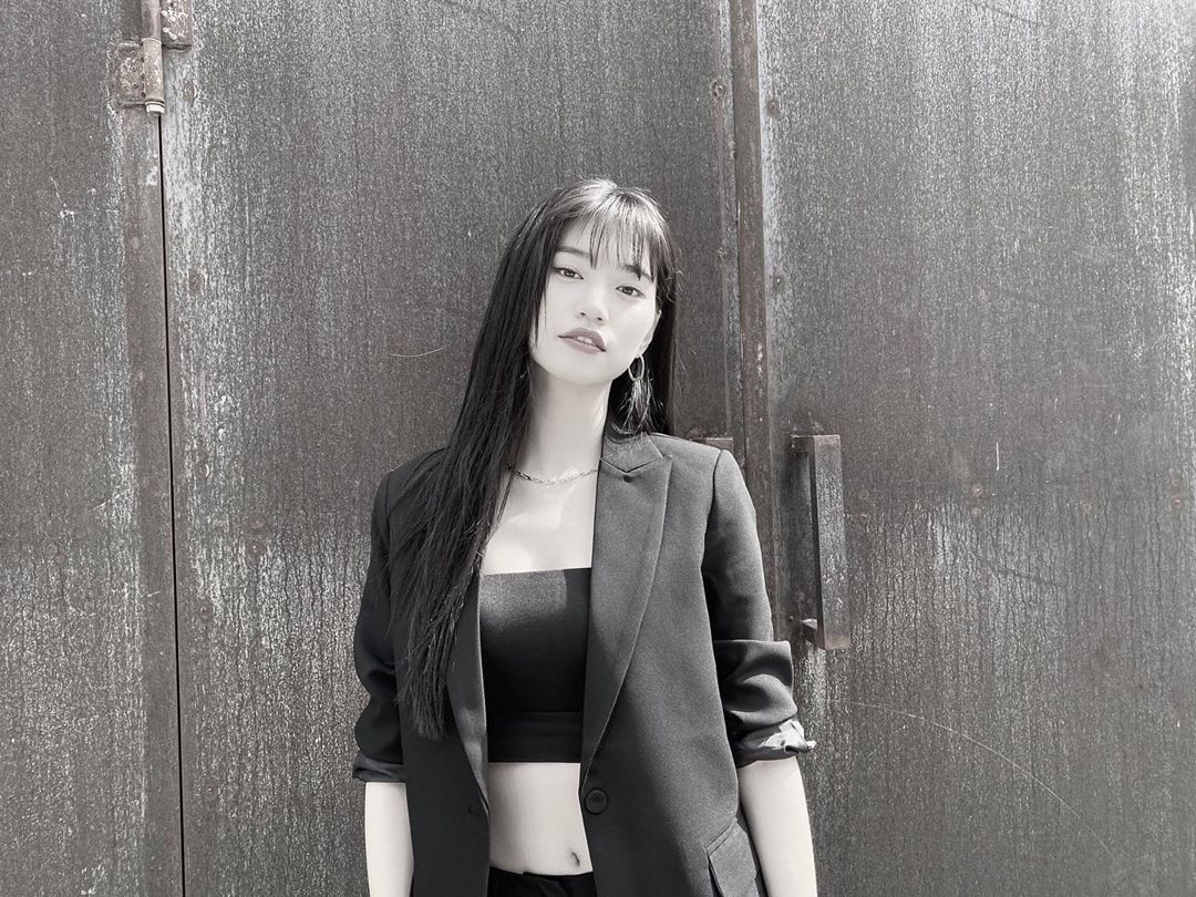 Weki Meki Kim Do-yeon flaunted overwhelming vibeKim Do-yeon posted a picture on his Instagram on the 19th.Kim Do-yeon in the open photo stares at the camera with a coordination of Cropty and Jacket. Kim Do-yeons overwhelming atmosphere in black and white photos steals his attention.Weki Meki member Ellie commented Omma and admired it because it was a minute.On the other hand, Weki Meki made a comeback with the title song OOPSY on the 18th.Photo = Kim Do-yeon Instagram