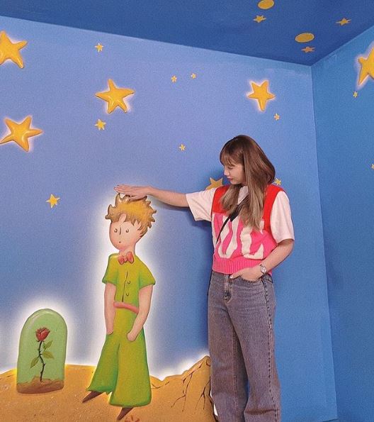 Apink Jung Eun-ji reveals the wrong charmJung Eun-ji posted a picture on his Instagram on the 19th with an article entitled I am a story about Daisuki.Jung Eun-ji in the public photo poses in front of the wall with the illustration of the young prince.Jung Eun-ji showed off her adult charm by touching the young princes head with her hands in her pockets.Meanwhile, Jung Eun-ji will appear as a cameo in the SBS drama Sunset Stars in Convenience Stores, which will air for the first time today (19th).Photo: Jung Eun-ji SNS