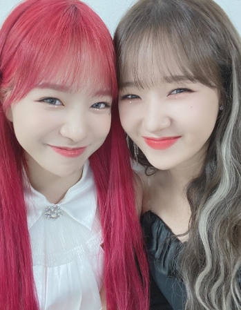 Weki Meki Choi Yoo-jung and IZ*ONE Jo Yu-ri were surprised by the resemblance of visuals.Choi Yoo-jung posted a picture and a picture on his instagram on the 19th, Do I have a Yu-Jeong or will you be the most favorable? Cute Glass.The photo shows Choi Yoo-jung and Jo Yu-ri, who are proud of their beauty, and the two peoples attention like Twins catches the eye.Meanwhile, Weki Meki, which includes Choi Yoo-jung, recently released a new song OOPSY (Upsy) and made a comeback.IZ*ONE, which Jo Yu-ri belongs to, is also working as a new song Fantasy Tale.Photo = Choi Yoo-jung Instagram