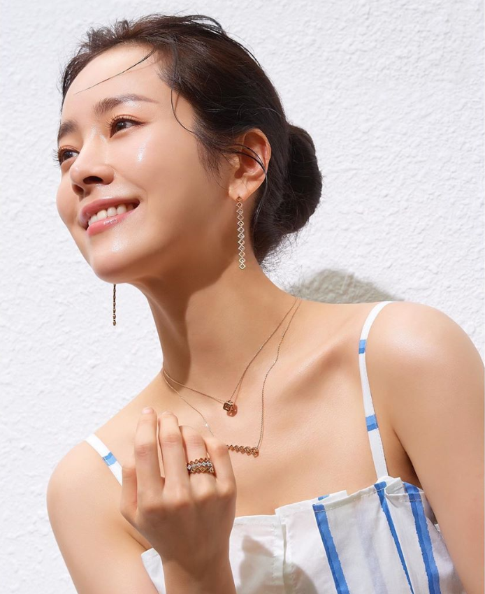 Actress Han Ji-min this refreshing charm to show him.20, Han Ji-min is his Instagram in one jewelry brand in the Summer vacation subject taken with a pictorial how-to-use showing.The revealed picture, Han Ji-min is white on the blue stripe is painted strap or Again dress wearing a head to come to tie her pose there. Photo belongs to Summer heat with a time that seemed for Han Ji-min, refreshing Miso the most eye-catching was.The fans are so beautiful number, cool~, picture in a refreshing take, etc reactions.Meanwhile, Han Ji-min is the recent movie now filming finished.