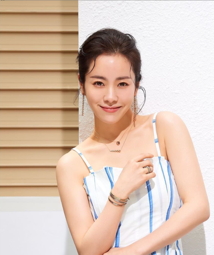 Actress Han Ji-min this refreshing charm to show him.20, Han Ji-min is his Instagram in one jewelry brand in the Summer vacation subject taken with a pictorial how-to-use showing.The revealed picture, Han Ji-min is white on the blue stripe is painted strap or Again dress wearing a head to come to tie her pose there. Photo belongs to Summer heat with a time that seemed for Han Ji-min, refreshing Miso the most eye-catching was.The fans are so beautiful number, cool~, picture in a refreshing take, etc reactions.Meanwhile, Han Ji-min is the recent movie now filming finished.