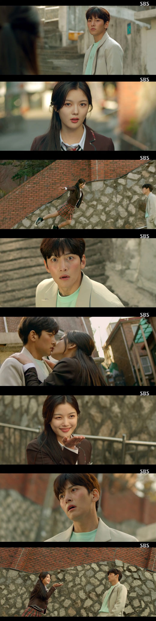 Actor Ji Chang-wook and Kim Yoo-jung overcame the 12-year-old gap and formed a love line.However, some people are worried about the skinship scene of minors and adults.In SBSs new gilt drama Convenience store morning star (playplayed by Son Geun-joo, directed by Lee Myung-woo), which was first broadcast on the night of the 19th, Kiss god of Ji Chang-wook (Choi Dae-heon) and Kim Yoo-jung (Jung Sae-sung) got on the air.On this day, Choi Dae-heon refused to ask for a friend and a friend who had a cigarette errand. Hey, students.I am a grown-up and I am a little bit more young in a wonderful job. At the end of Jeong Dae-hyun, Jeong-Sun-Sun said, Wait a minute. He flew to Choi Dae-heon and kissed him.The first person who told me to quit smoking, my brothers phone number? And Choi Dae-heon said the number, distracted.Choi Dae-heon, who was immediately alerted, said, What is this? Do not save it.I do not know what I will do, he said. Do not even call me at night. Then I am busy. After this scene, three years pass in the drama.The 22-year-old star will be reunited as Choi Dae-heon enters the part-time job of the Convenience store as the manager.Two of the actors Age cars are seven years old, but there are voices that they are uncomfortable with the scenes of minors and adults.Some netizens responded such as Controversy over selection, Can this be done in the drama that the whole family sees, I am embarrassed and Is 2020 right?Fortunately, Convenience store morning star has now finished its first broadcast, and after that, Ji Chang-wook and Kim Yoo-jung will be full-fledged love stories.I hope there will be no controversial scenes again, as the crew explained by the family comedy drama.