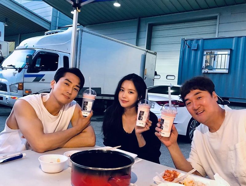 Actor Song Seung-heon and group Apex member Son Na-eun boasted a sticky chemistry.Song Seung-heon posted a picture on his instagram on June 20 with an article entitled Would you like to have an Instant Noodle?The photo shows Song Seung-heon, Son Na-eun and Ko Jae-hyun sitting side by side, the three smiling brightly at the camera with their drinks in their hands.The warm visuals of Song Seung-heon and Son Na-eun and the cheerful atmosphere of the three catch the eye.Fans who encountered the photos responded such as I love you, Palm muscle jackpot and This combination is the best.delay stock