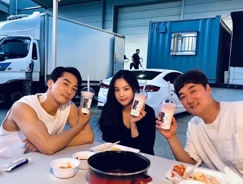Actor Song Seung-heon and group Apex member Son Na-eun boasted a sticky chemistry.Song Seung-heon posted a picture on his instagram on June 20 with an article entitled Would you like to have an Instant Noodle?The photo shows Song Seung-heon, Son Na-eun and Ko Jae-hyun sitting side by side, the three smiling brightly at the camera with their drinks in their hands.The warm visuals of Song Seung-heon and Son Na-eun and the cheerful atmosphere of the three catch the eye.Fans who encountered the photos responded such as I love you, Palm muscle jackpot and This combination is the best.delay stock