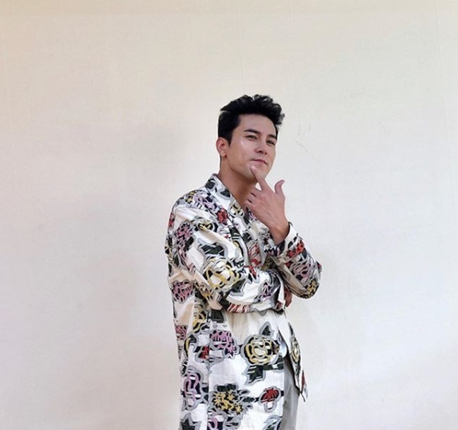 Singer Jang Min-Ho boasted a warm visual.On June 20, the official Instagram of the New Balanceera project said, Now, the Jang Min-Hos Latte Challenge has been released in TicTalk.I posted a picture with the article Who is So Geun So Geun)?In the photo, Jang Min-Ho is posing with a magnificent pattern of jackets, and the increasingly warm visuals have thrilled fans.park jung-min