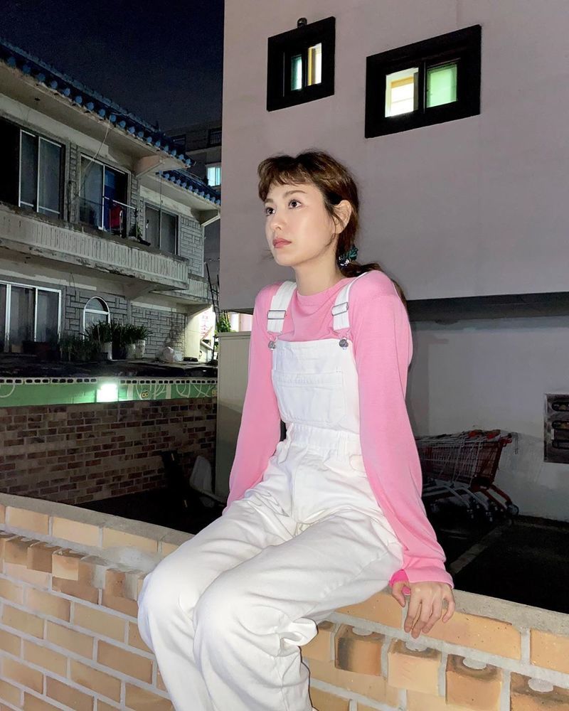 Nana, an actor from the group after school, boasted her innocent Beautiful looks.Nana posted a photo on her Instagram   page on June 20.The picture shows Nana in a pink T-shirt and white suspender pants, and she stares at the other side of the camera, her face small and fading, and she looks at her.Fans who encountered the photos responded such as It is so beautiful, Simkung and Beautiful.delay stock